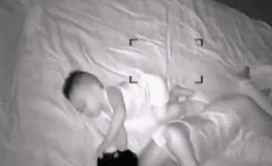 一男子在妻子房間安裝攝像頭，夜里拍下這樣場景！網(wǎng)友：太扎心了！