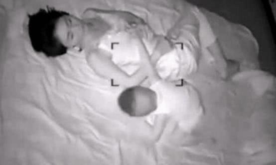 一男子在妻子房間安裝攝像頭，夜里拍下這樣場景！網(wǎng)友：太扎心了！