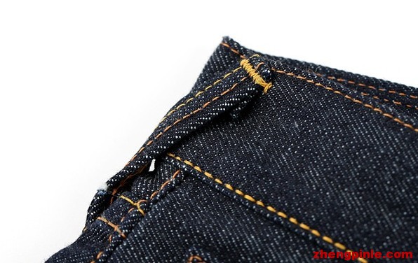 褲子后背及兩側的皮帶環都是斜著縫制的.