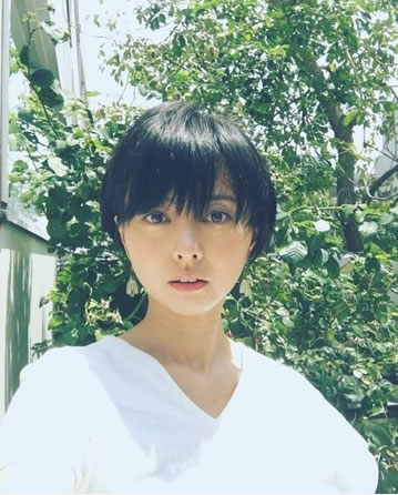 女星生二胎帶全家吃自己的胎盤，連兩歲大的長女都跟著一起吃