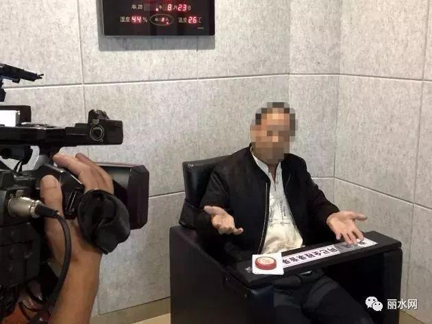 此案犯罪嫌疑人潘某勇，正在回答審訊警官和現場記者的提問。