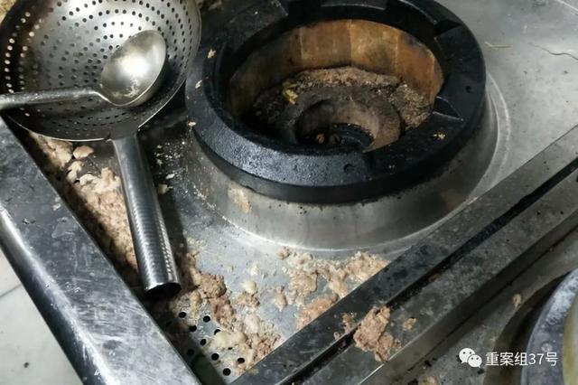 6月30日，胖哥倆肉蟹煲合生匯店，灶臺上的污漬長時間無人清理，勺子也會堆積在灶臺上