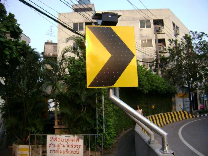 太陽(yáng)能引導(dǎo)警告標(biāo)志